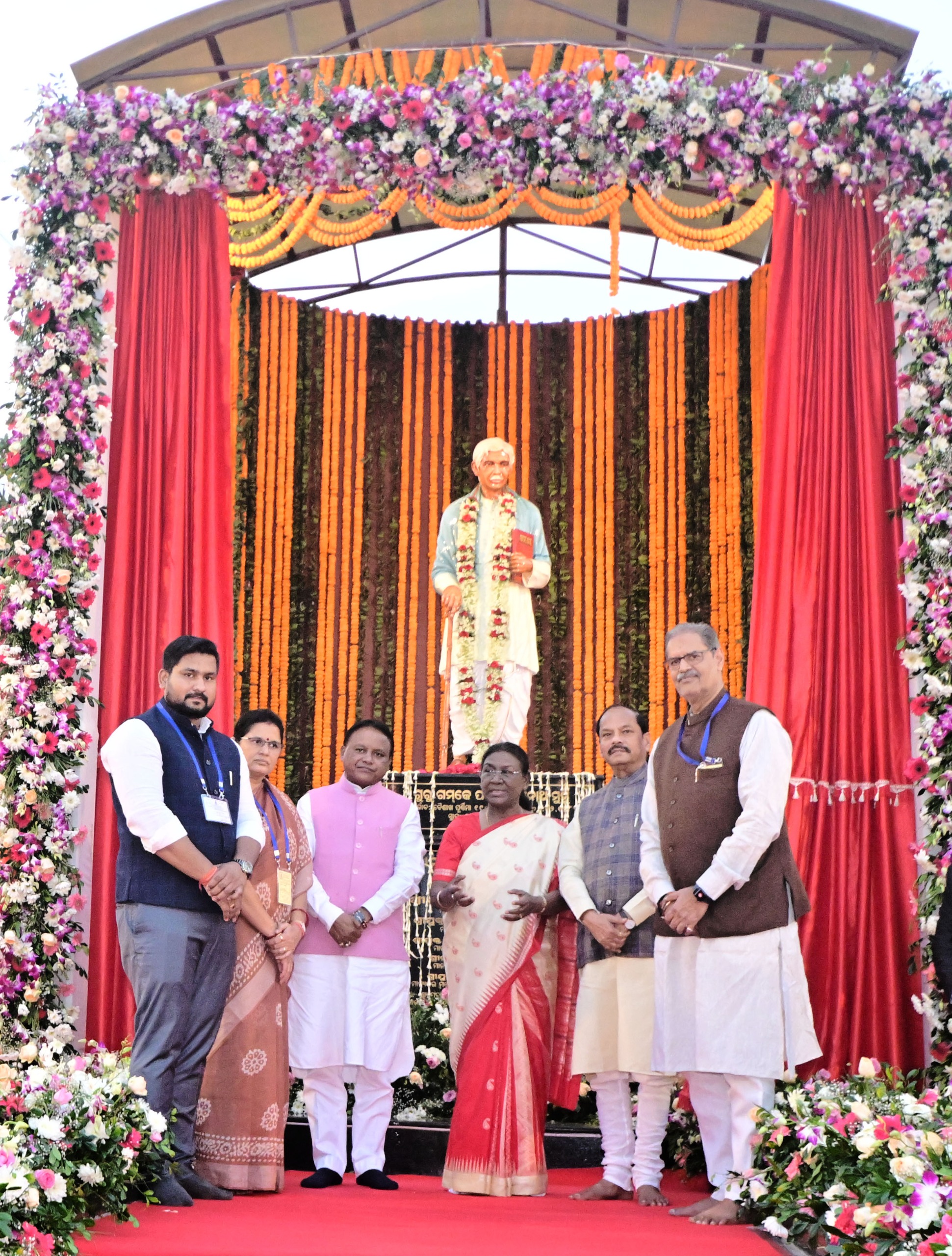 President Smt Droupadi Murmu unveiling the statue of Pandit Raghunath Murmu