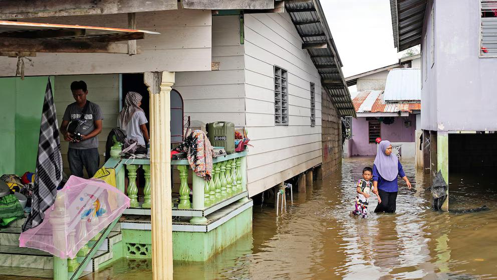 Floods wreak havoc in Malaysia, Thailand with over 30 killed, thousands displaced